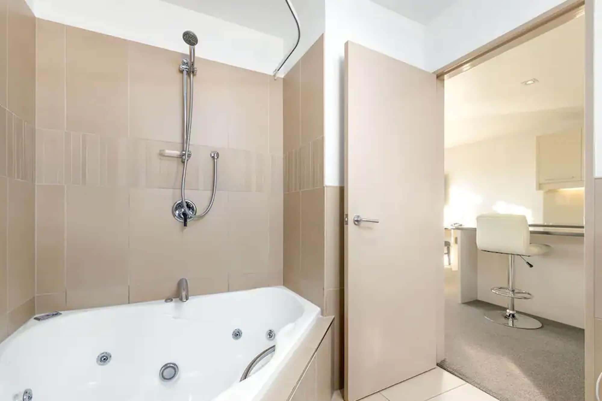 Palazzo Motor Lodge Nelson Exterior photo A shower over a bathtub