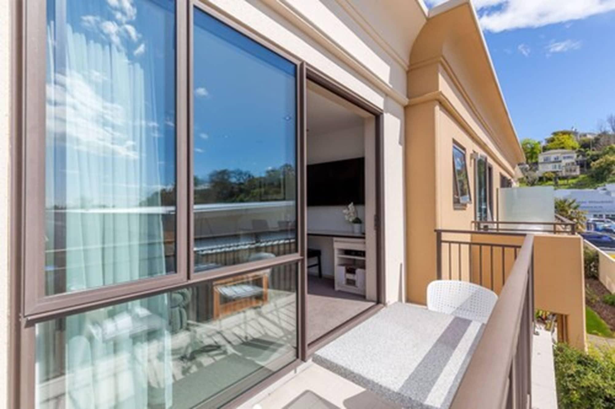 Palazzo Motor Lodge Nelson Exterior photo A balcony