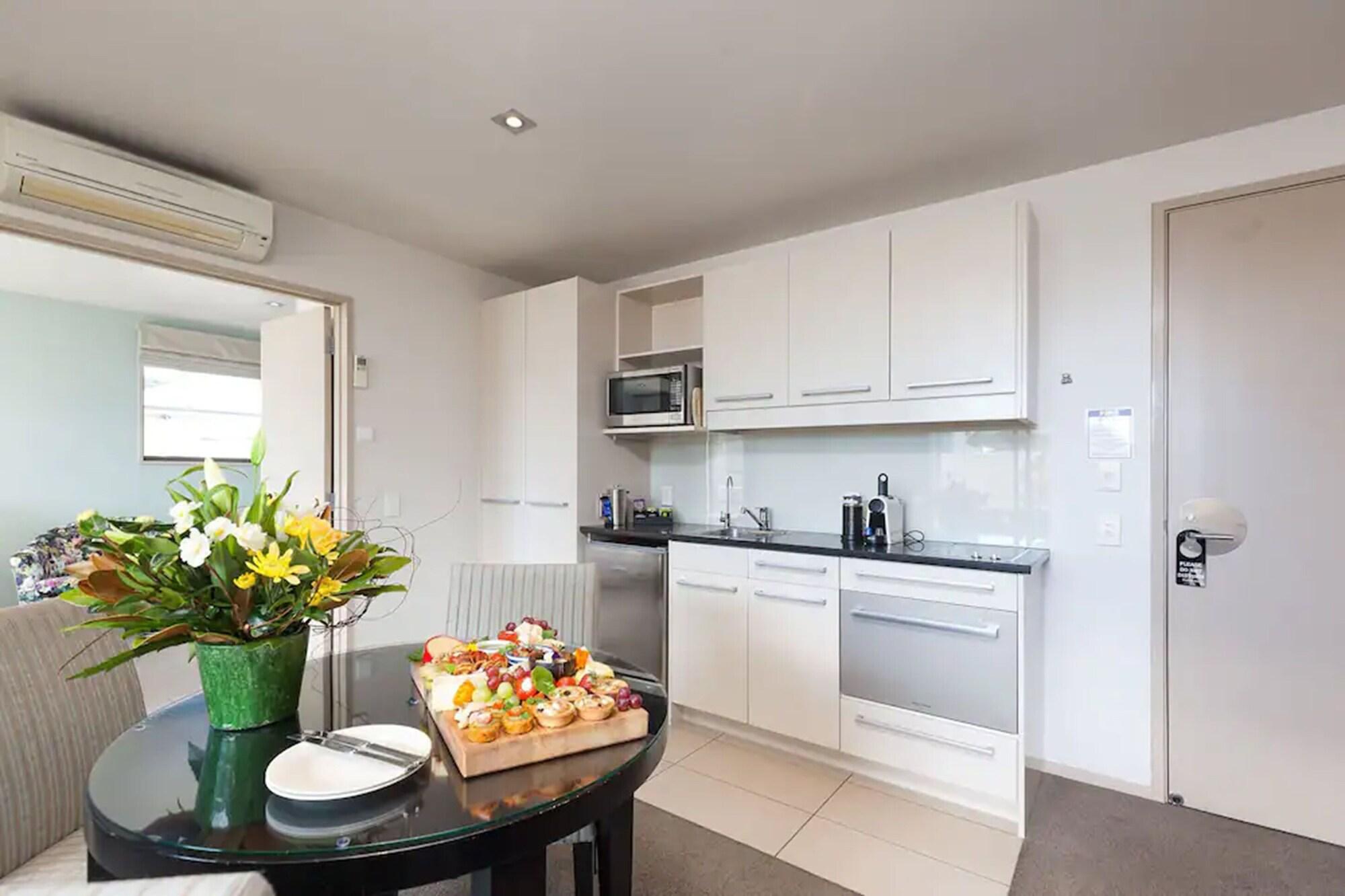 Palazzo Motor Lodge Nelson Exterior photo A typical kitchen in a serviced apartment