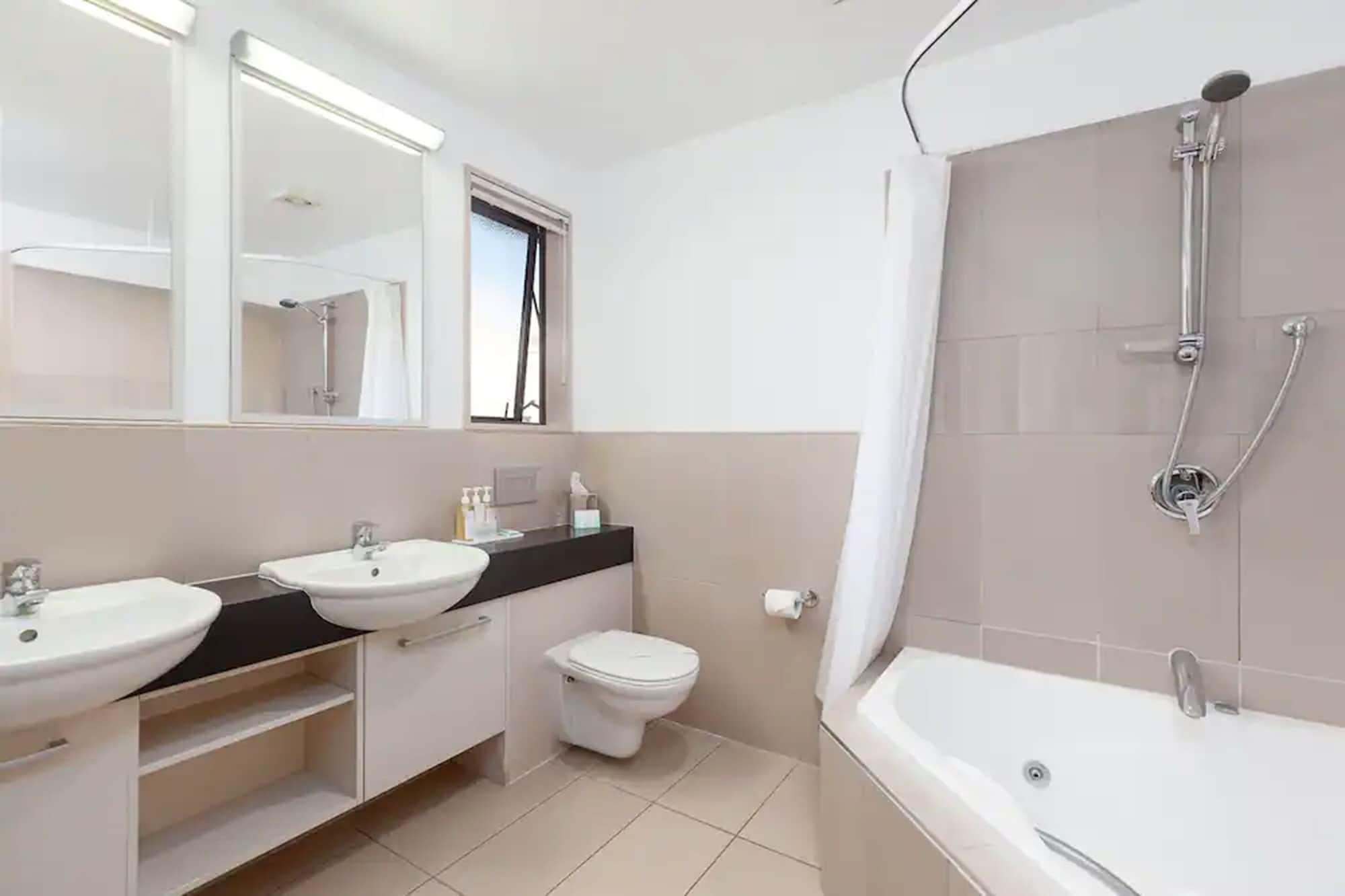 Palazzo Motor Lodge Nelson Exterior photo A bathroom