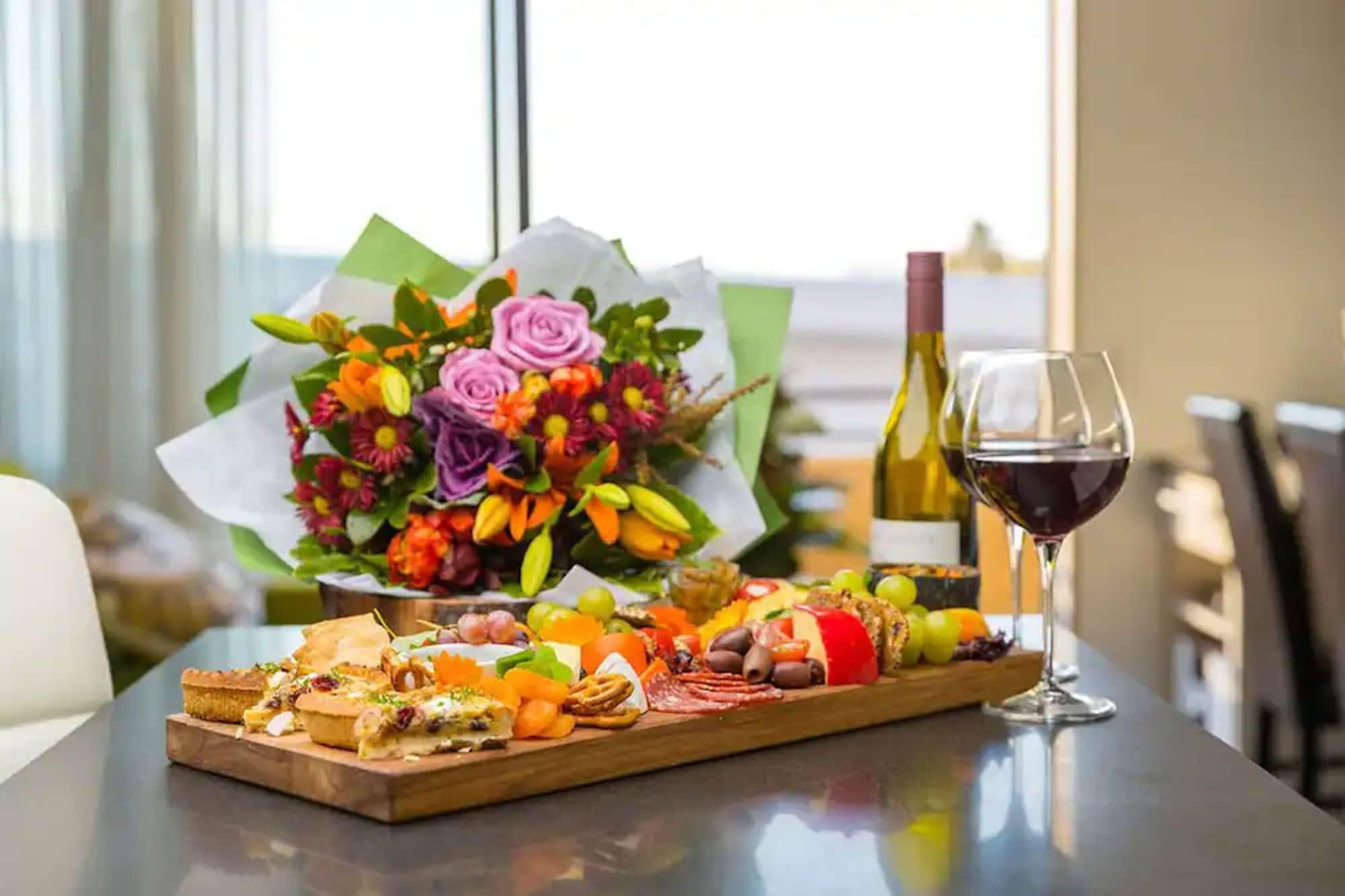 Palazzo Motor Lodge Nelson Exterior photo A cheese board with wine