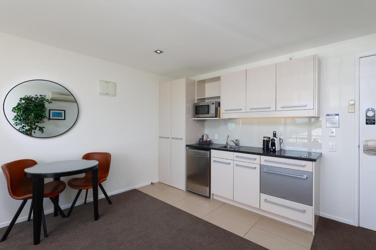 Palazzo Motor Lodge Nelson Exterior photo A kitchen in a serviced apartment