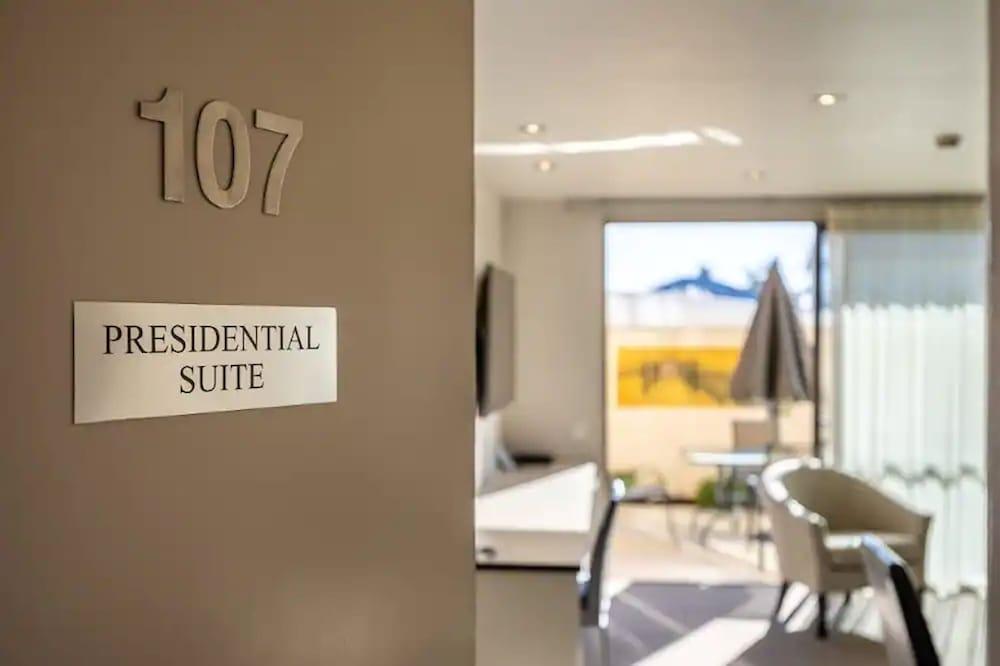Palazzo Motor Lodge Nelson Exterior photo Presidential Suite