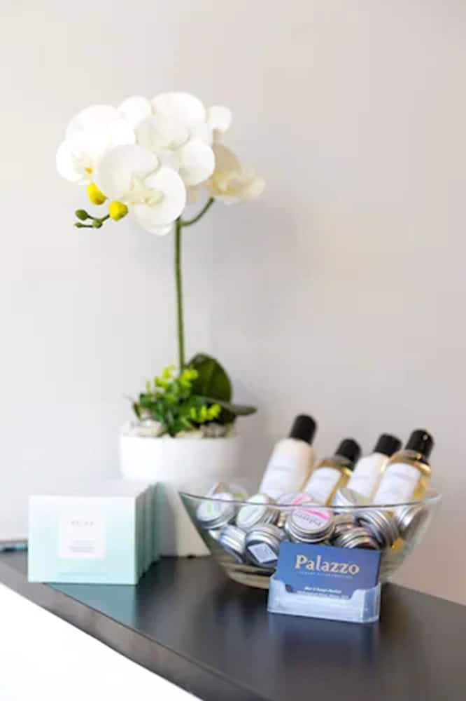 Palazzo Motor Lodge Nelson Exterior photo Spa amenities