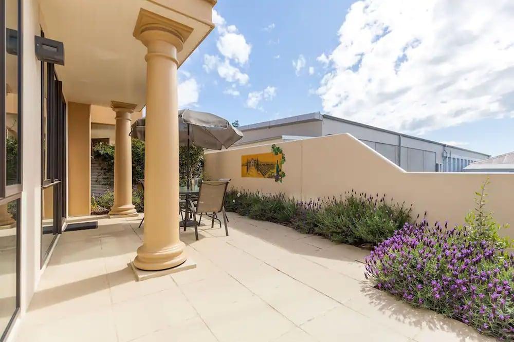 Palazzo Motor Lodge Nelson Exterior photo The courtyard of the house