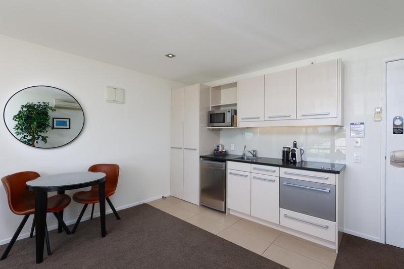Palazzo Motor Lodge Nelson Exterior photo A typical kitchen in a serviced apartment