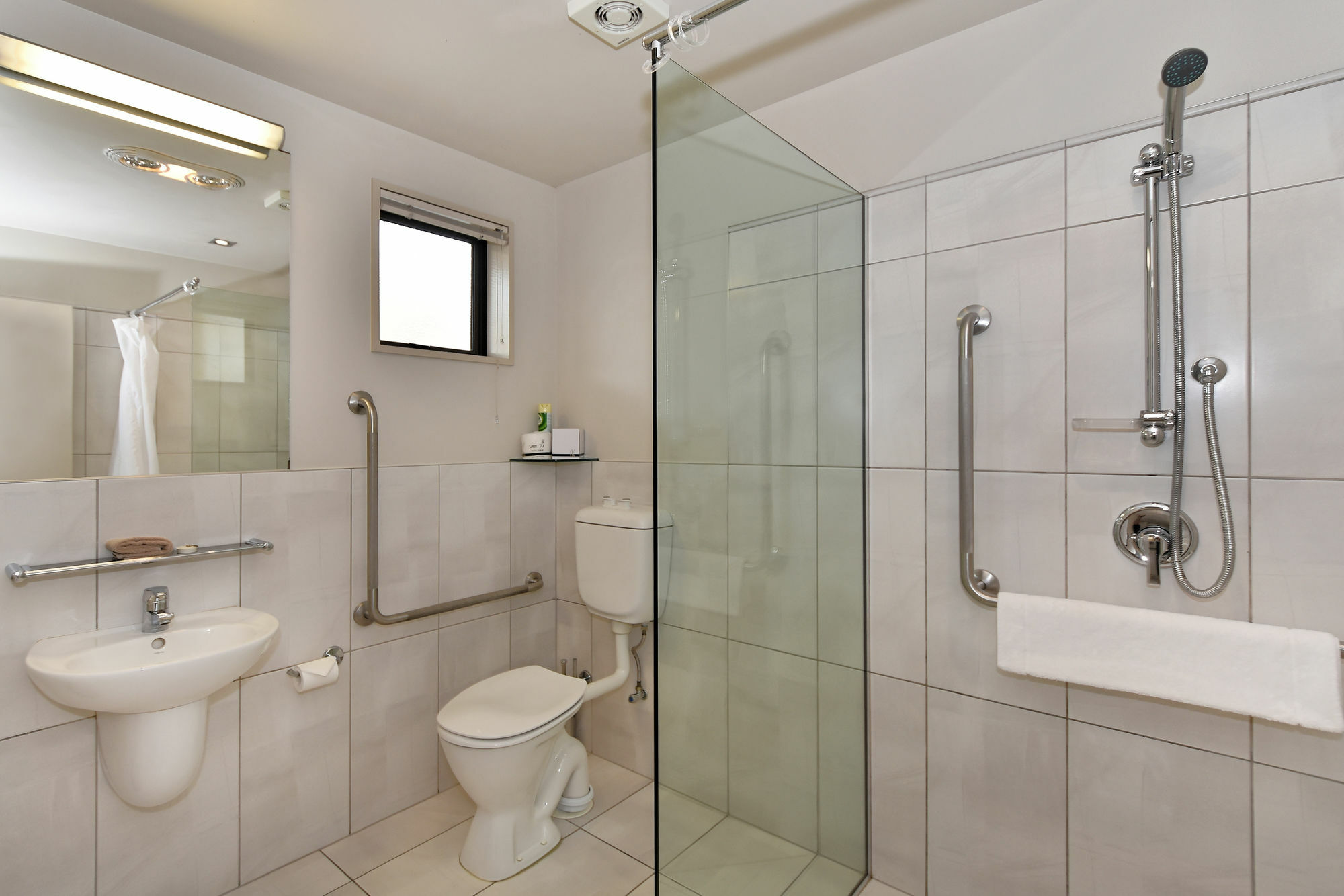 Palazzo Motor Lodge Nelson Exterior photo A modern bathroom with a shower cubicle