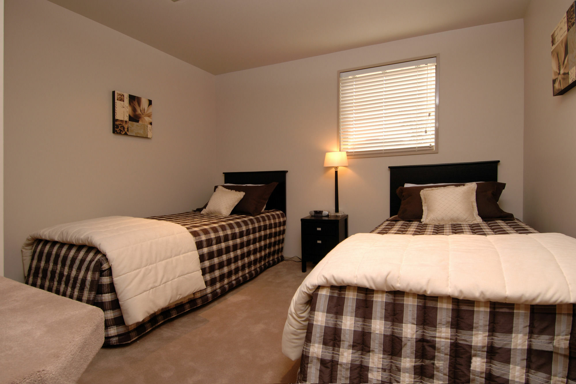 Palazzo Motor Lodge Nelson Exterior photo A bedroom with two beds