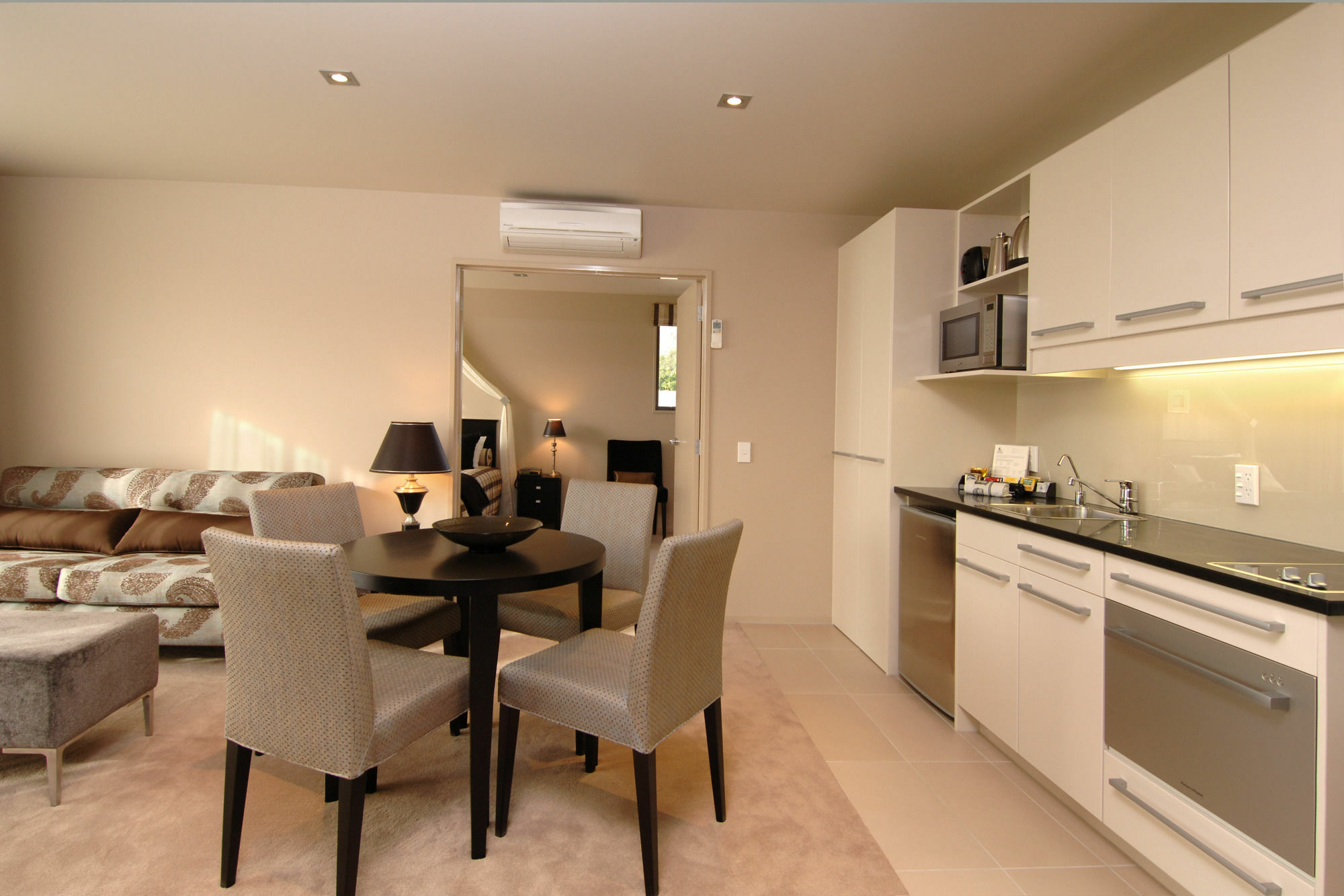 Palazzo Motor Lodge Nelson Exterior photo A staged photo of a kitchen and dining room