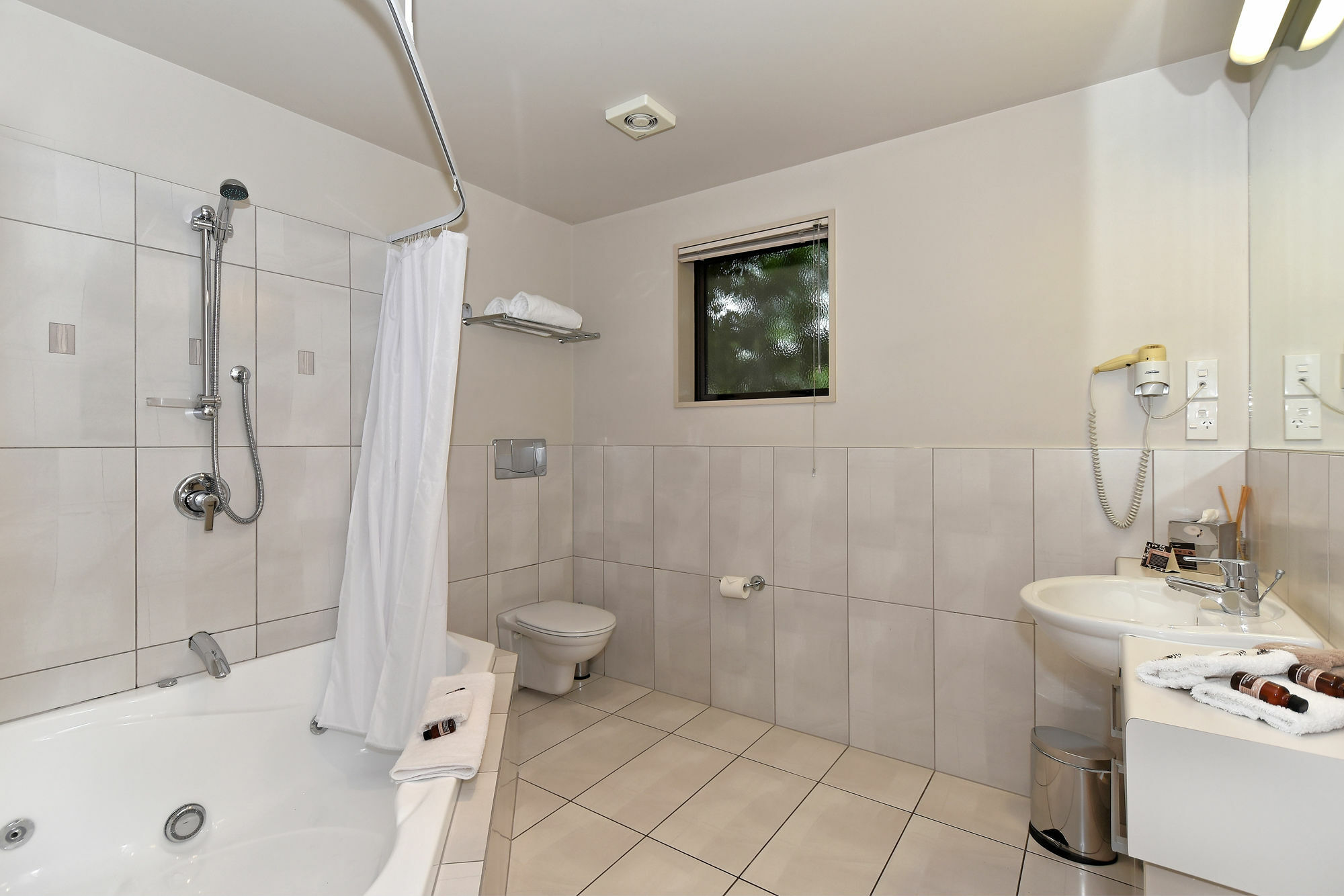 Palazzo Motor Lodge Nelson Exterior photo Bathroom